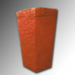 Macetero de concreto tamaño grande, con diseño texturado en color rojo