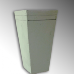 Macetero de concreto liso con dibujo de líneas