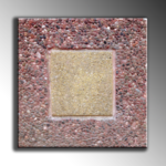 Pastelón en dos tonos de color rojo y amarillo, con aplicación en piedra playa y grano