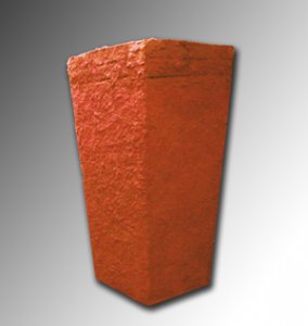 Macetero de concreto tamaño grande, con diseño texturado en color rojo